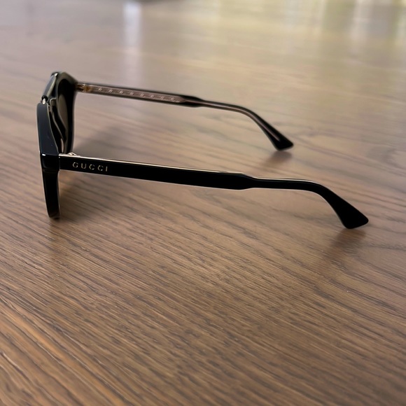 Black Gucci sunglasses - Picture 2 of 3